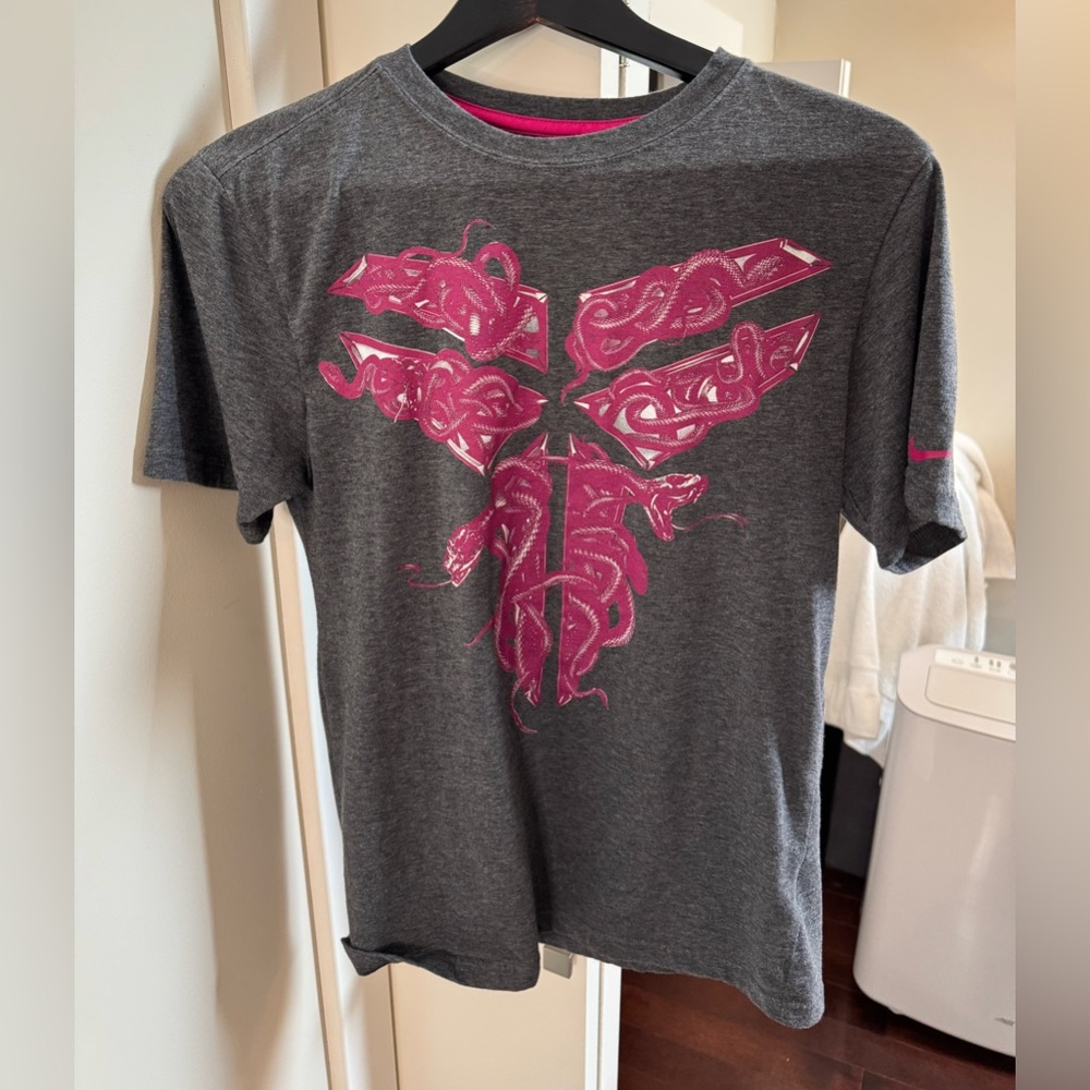 🟢NIKE Size Small Nike Dri Fit Hot Pink Snake Graphic Grey Tshirt🟢